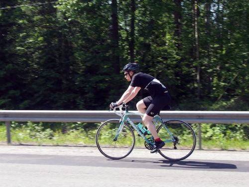 Tarkkasilmäinen havaitsee kuvan pyöräilijän aloittelijaksi juoksutrikoista ja -t-paidasta. Sävytetyt juomapullot tuovat kokonaisuuteen kuitenkin ripauksen ammattimaisuutta.